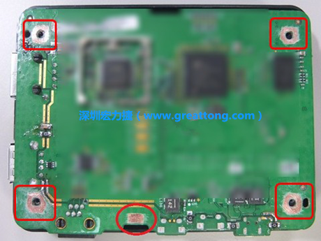 手動(dòng)去綠漆。使用傳統(tǒng)的刀片去除綠漆后的效果。