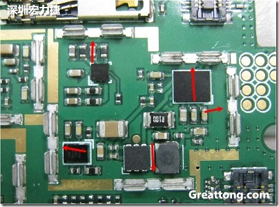 圖中顯示一塊電路板使用這種屏蔽夾(shielding clip)的實(shí)例。基本上我們?cè)趶澖堑牡胤蕉荚O(shè)計(jì)擺放了一個(gè)屏蔽夾，這樣可以讓作業(yè)員比較方便安裝屏蔽罩(shielding can)時(shí)的對(duì)位準(zhǔn)確。然后在其他沒(méi)有屏蔽夾的地方也設(shè)計(jì)了一些接地的布線，一來(lái)可以稍微提升屏蔽罩的電磁隔絕能力，另一方面也可以為屏蔽夾無(wú)效時(shí)，馬上可以更改為屏蔽框，而無(wú)需要重新設(shè)計(jì)電路板。