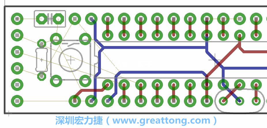 到目前為止，你應(yīng)該只剩下四個(gè)部分還未進(jìn)行布線，10K重置上拉電阻器、重置電容和1×6的序列排針。