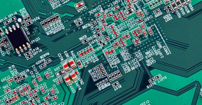 你能在這個復(fù)雜的PCB中找到垂直布線嗎？反正我不能